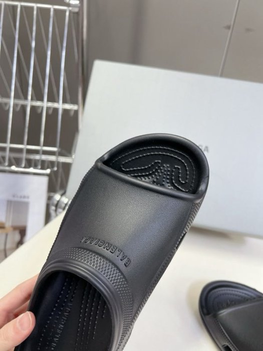 Шлепанцы женские фото 8