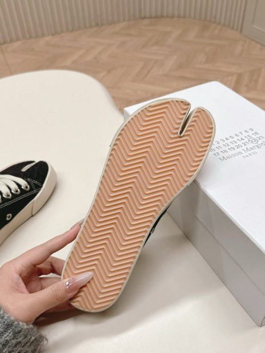 Кеди мюли з роздвоєним носком фото 7