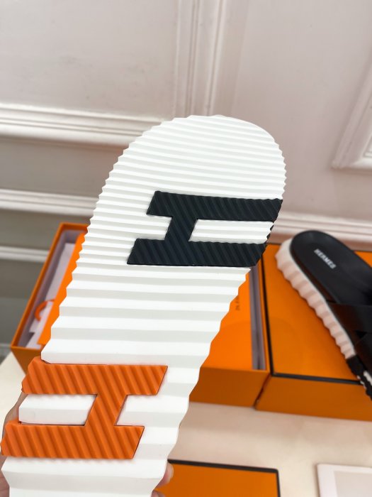 Шлепанцы женские фото 9