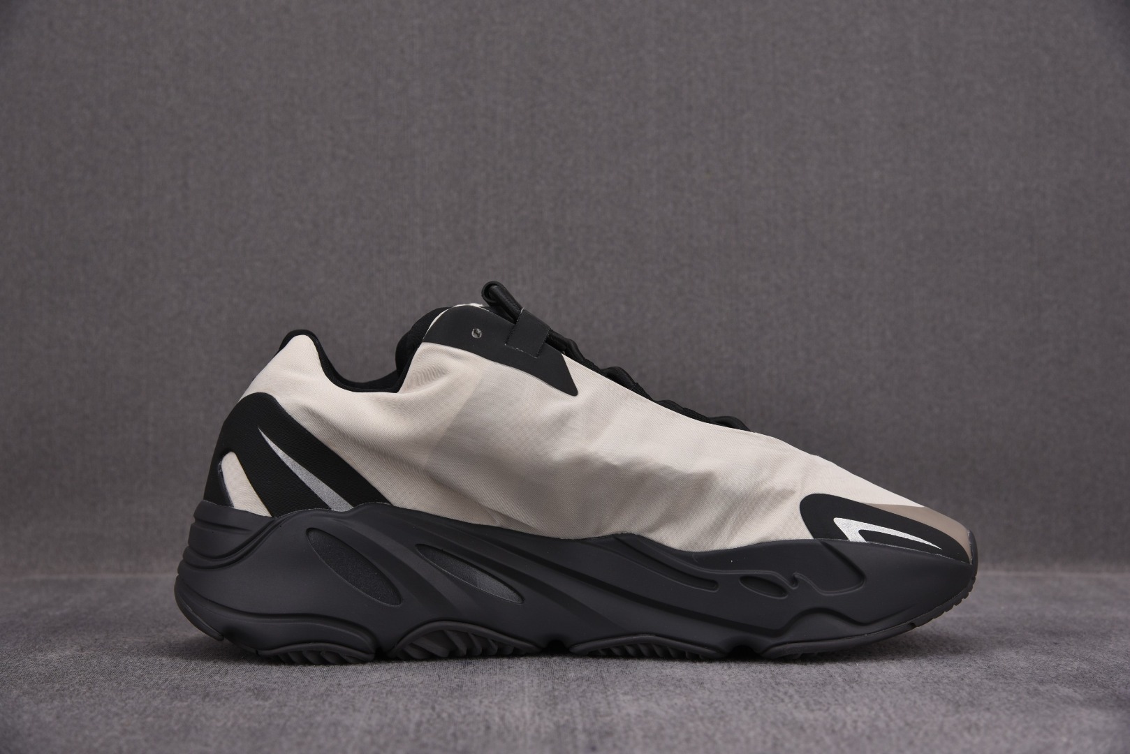 Sneakers Yeezy Boost 700 фото 2