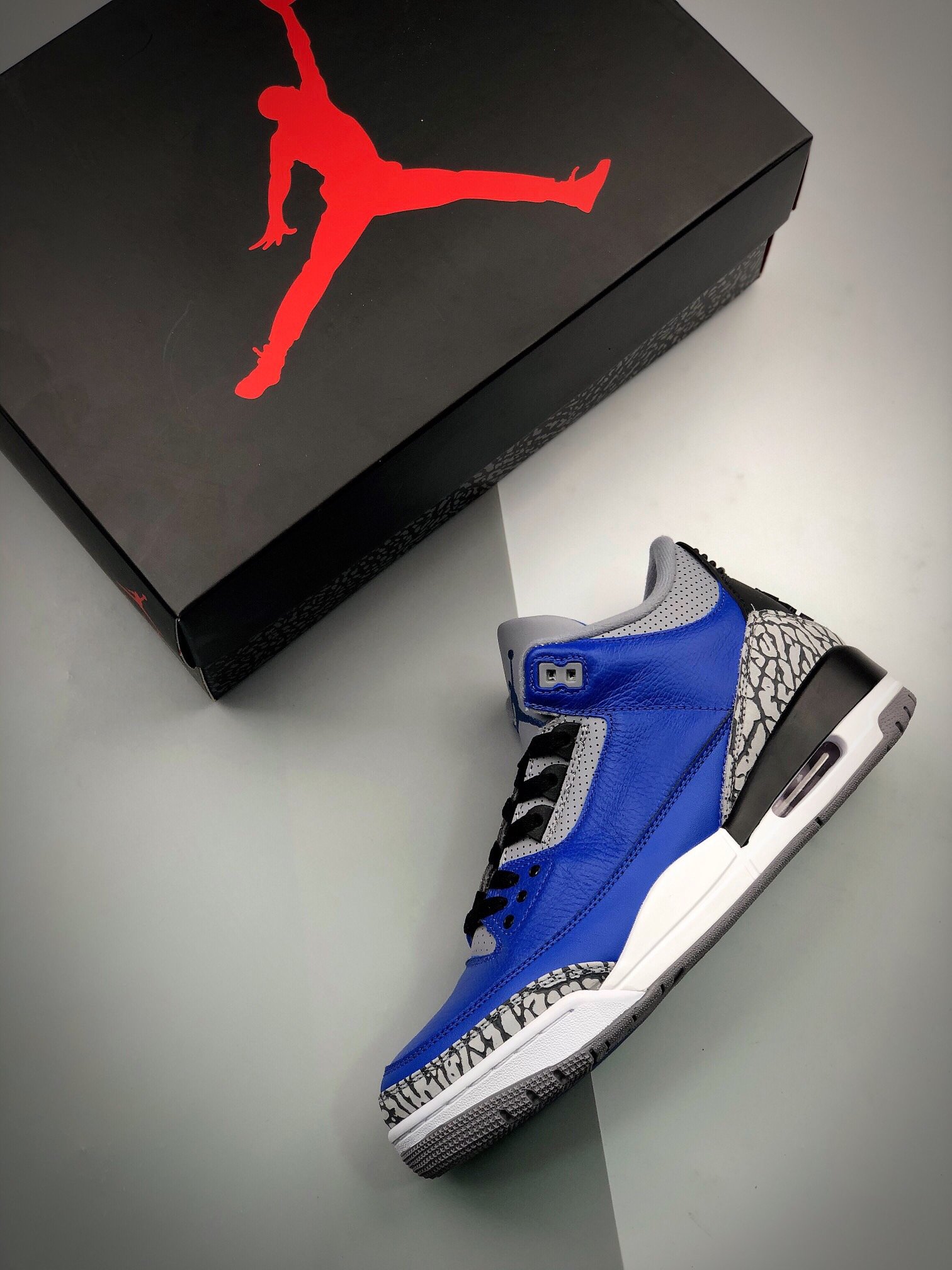 Кроссовки Air Jordan 3 Retro Blue Cement фото 3