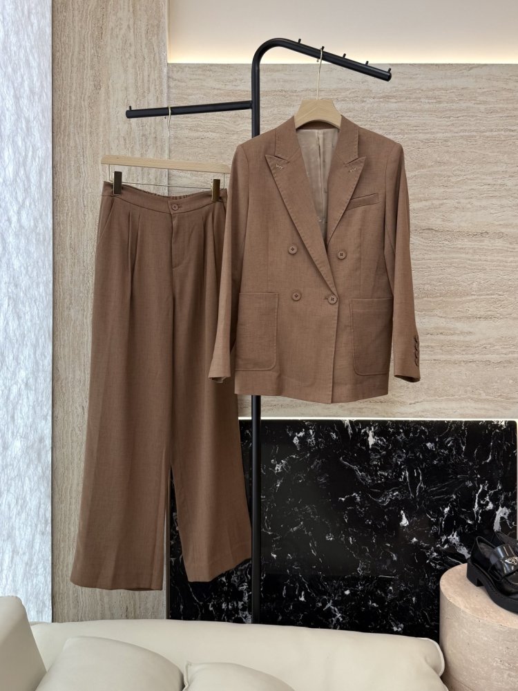 Костюм женский