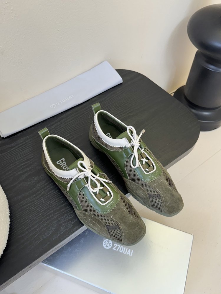 Кросівки жіночі