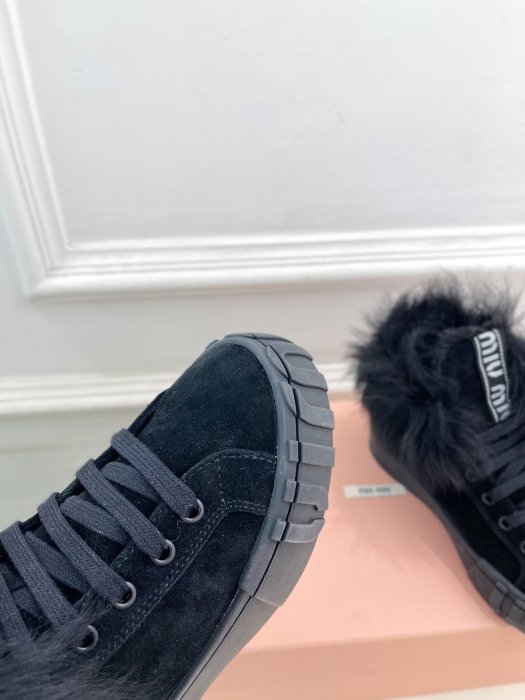 Sneakers women's on fur фото 6