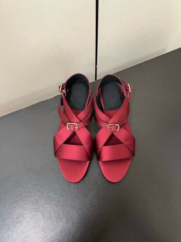 Сандалі жіночі