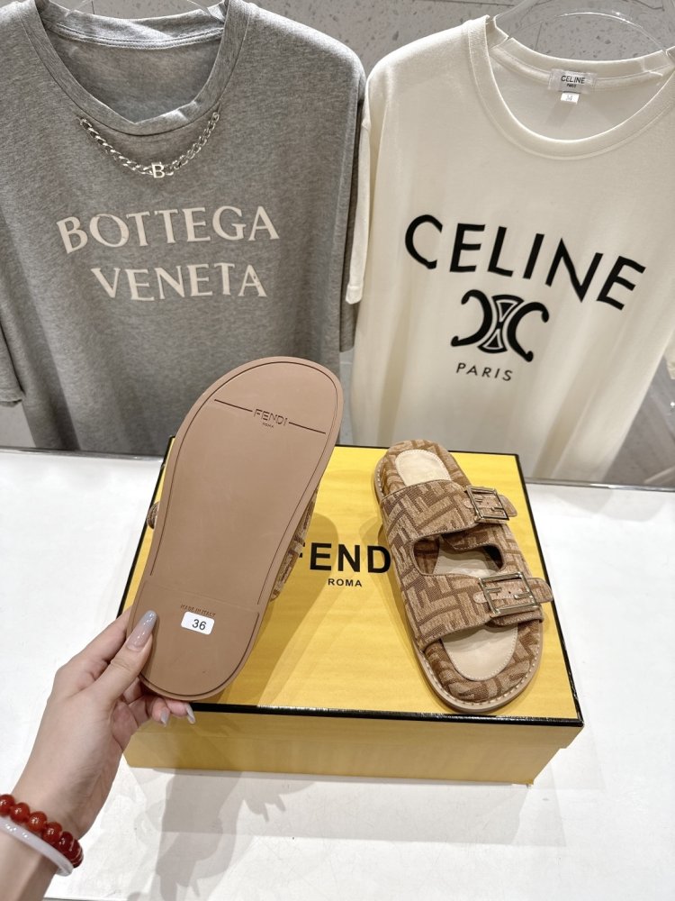 Шльопанці жіночі фото 9