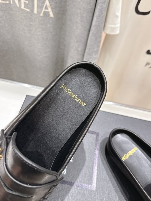 Лоферы кожаные женские фото 6