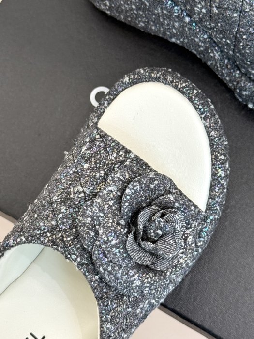 Шлепанцы женские фото 7