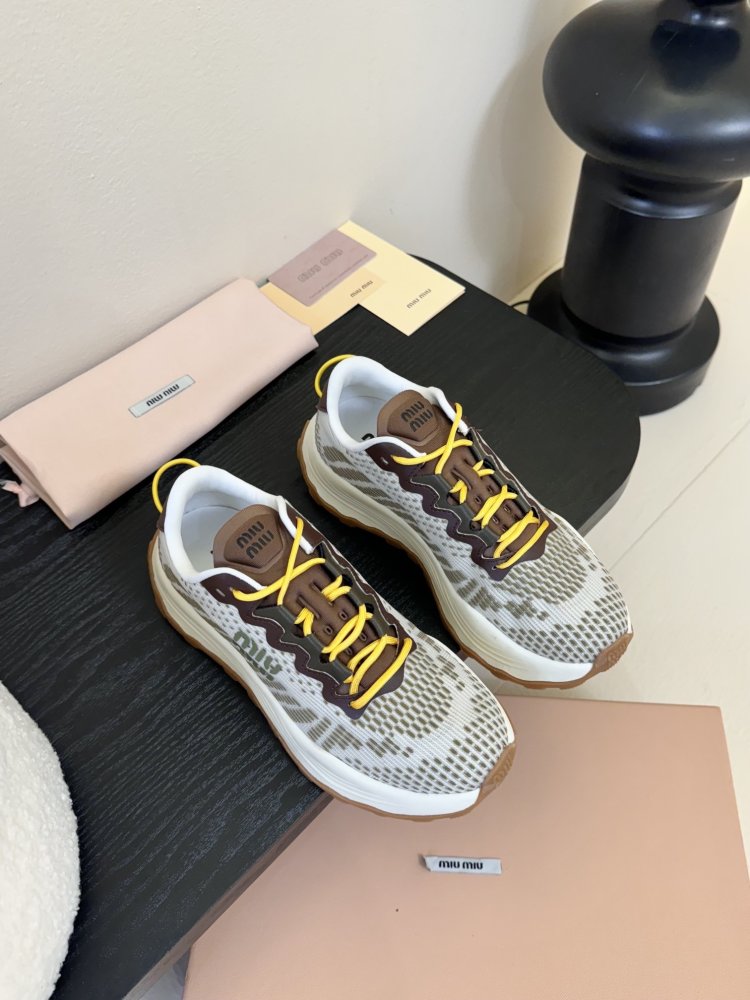 Кроссовки женские