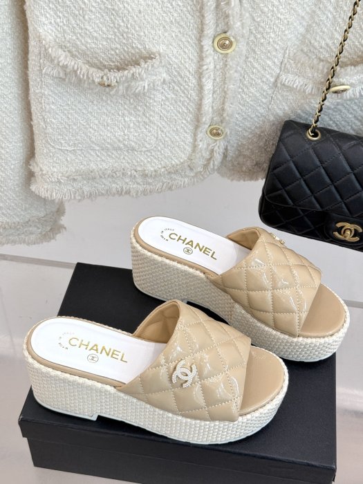 Шлепанцы женские фото 3