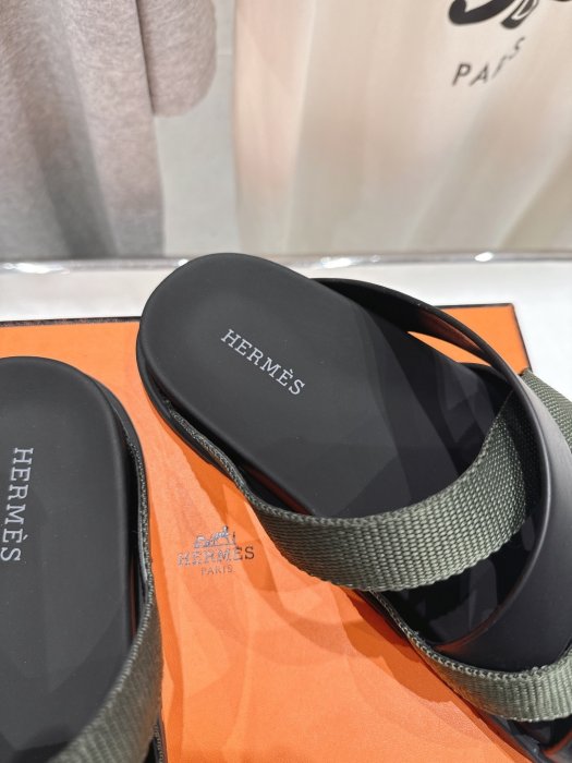 Шлепанцы женские фото 6