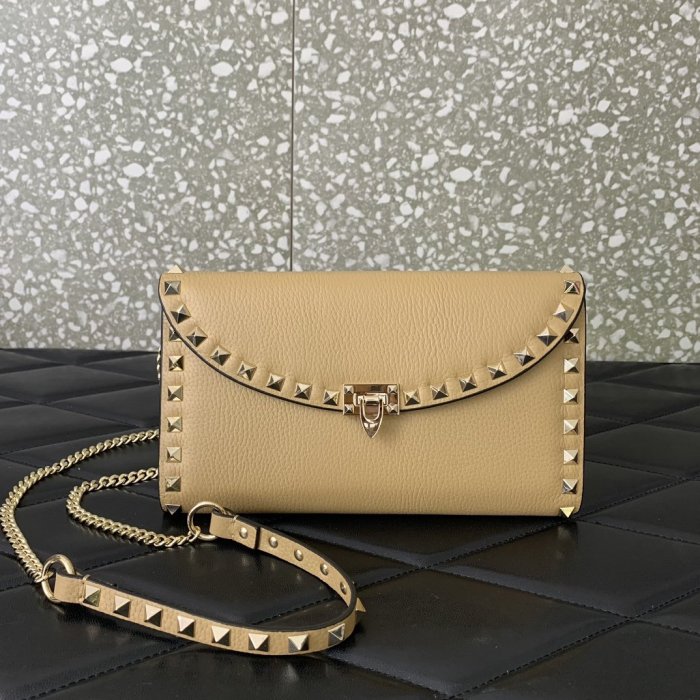 A bag women's Valentino Garavani Rockstud 21 cm