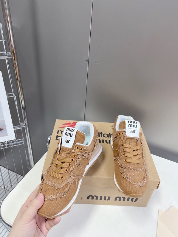 Sneakers Miu Miu and New Balance 574 brown фото 3