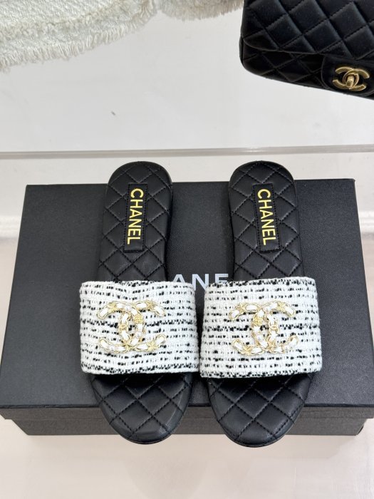 Шлепанцы женские фото 4