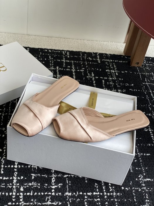 Шлепанцы женские фото 3