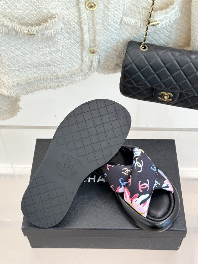 Шльопанці жіночі фото 9