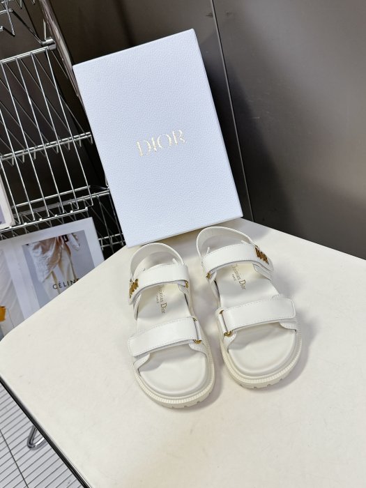 Сандалі жіночі