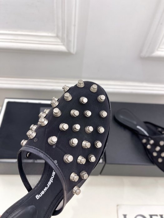 Шлепанцы женские фото 6