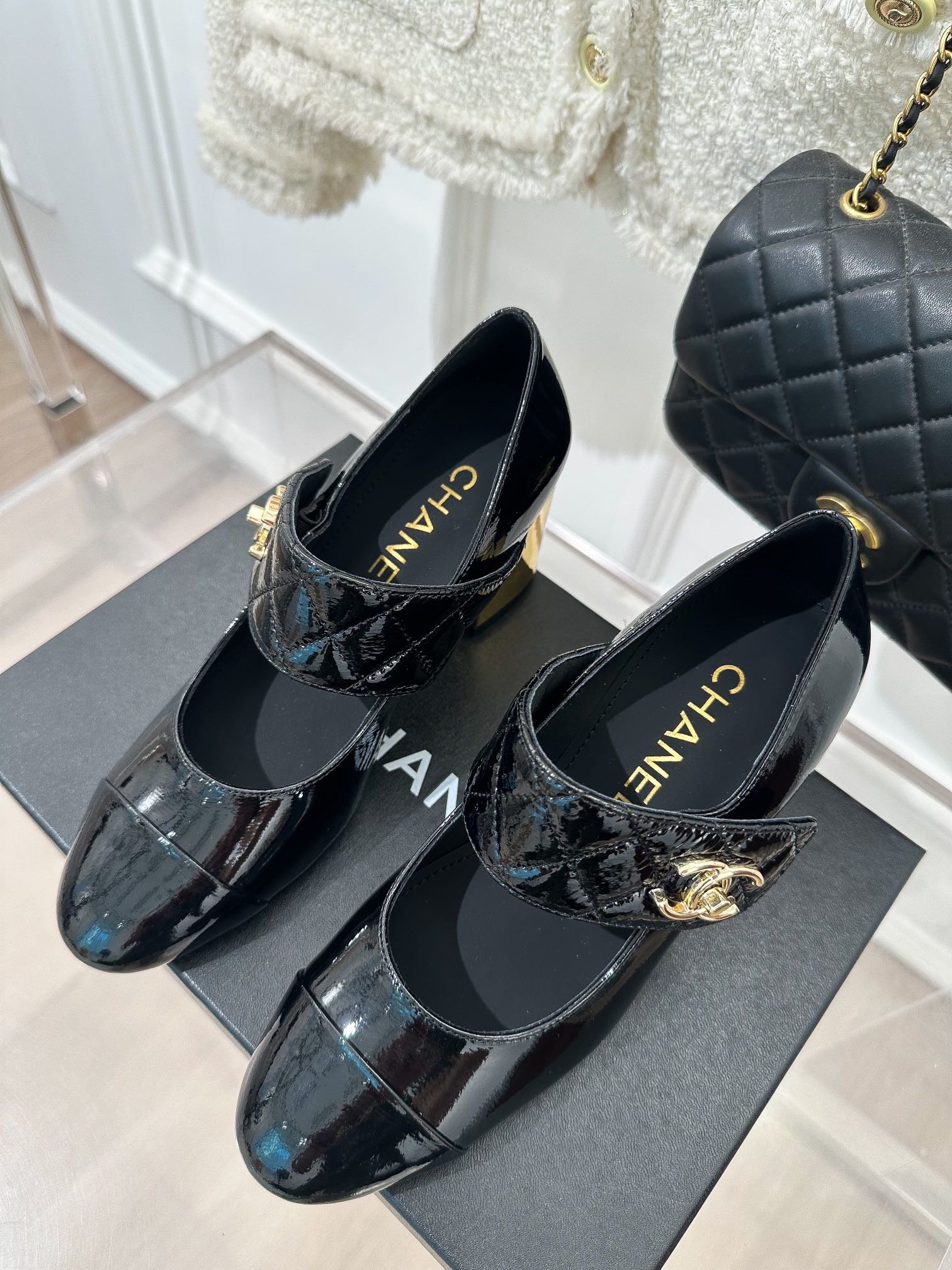 Shoes women's black leather on металическом heel фото 4