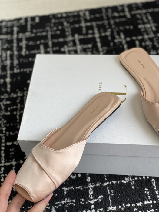 Шлепанцы женские фото 7