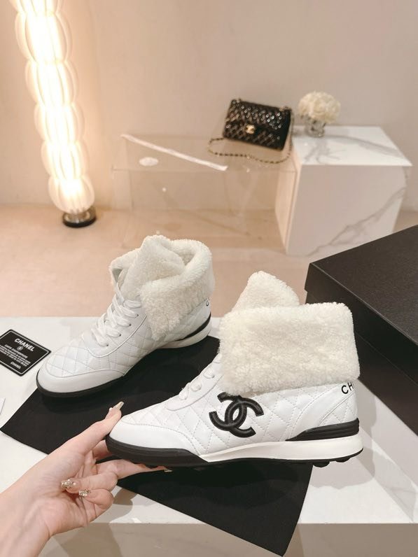 Sneakers women's on fur winter