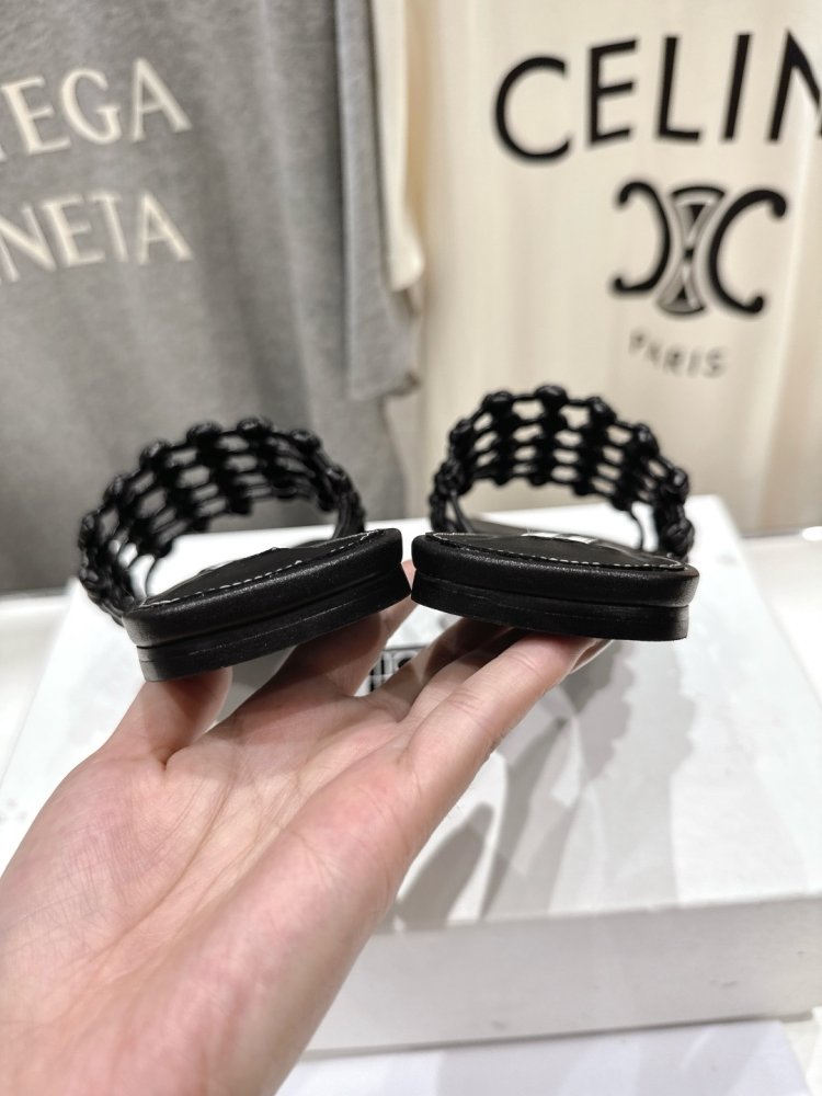 Шльопанці жіночі фото 8