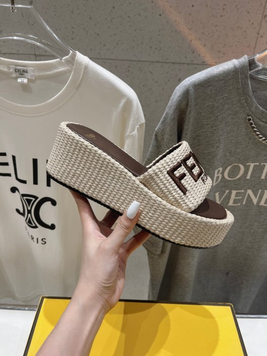 Шлепанцы фото 3