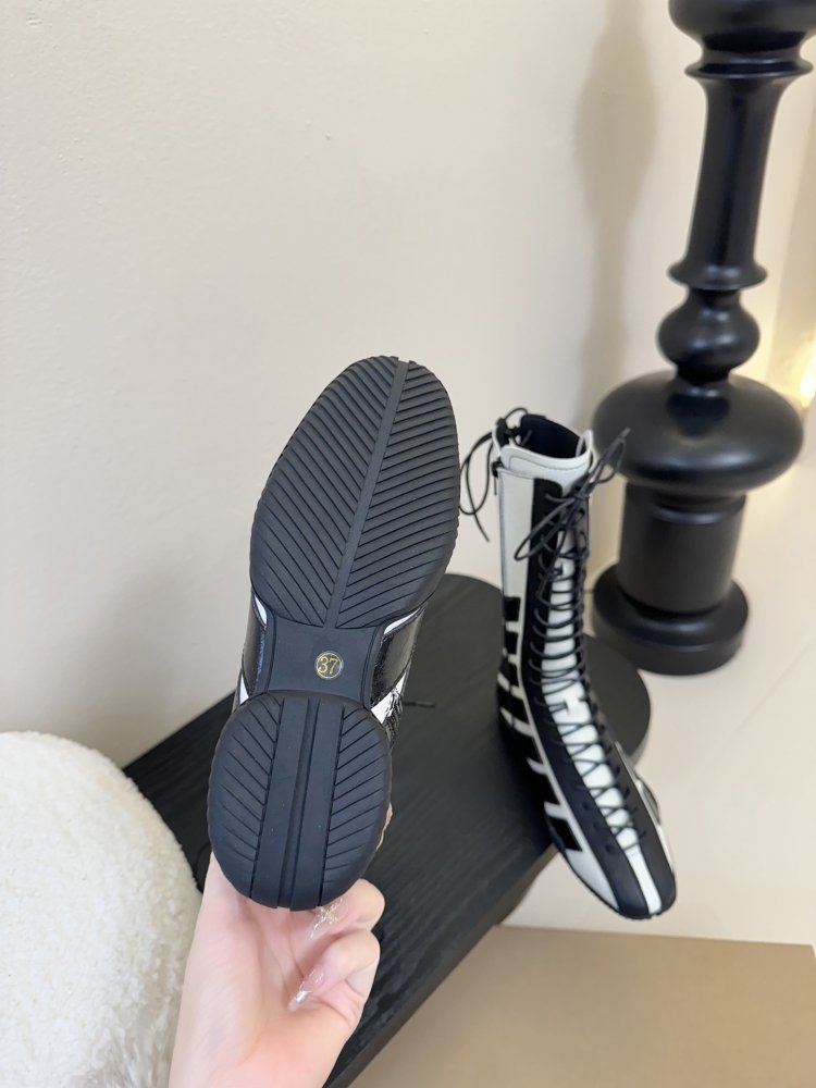 Чоботи жіночі на шнурівці фото 9