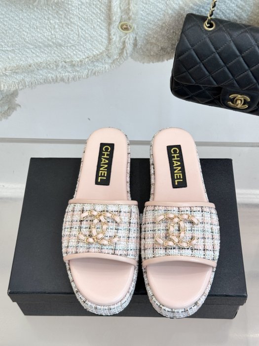 Шлепанцы женские фото 4