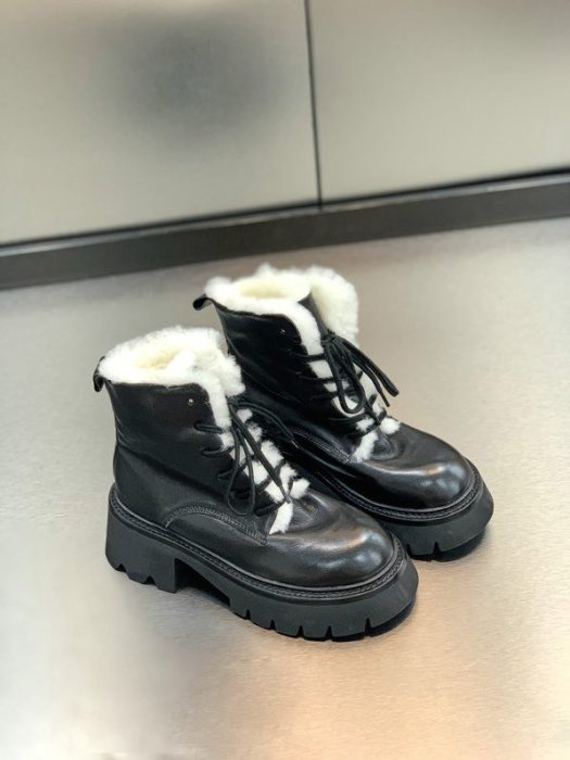 Boots women's on fur winter