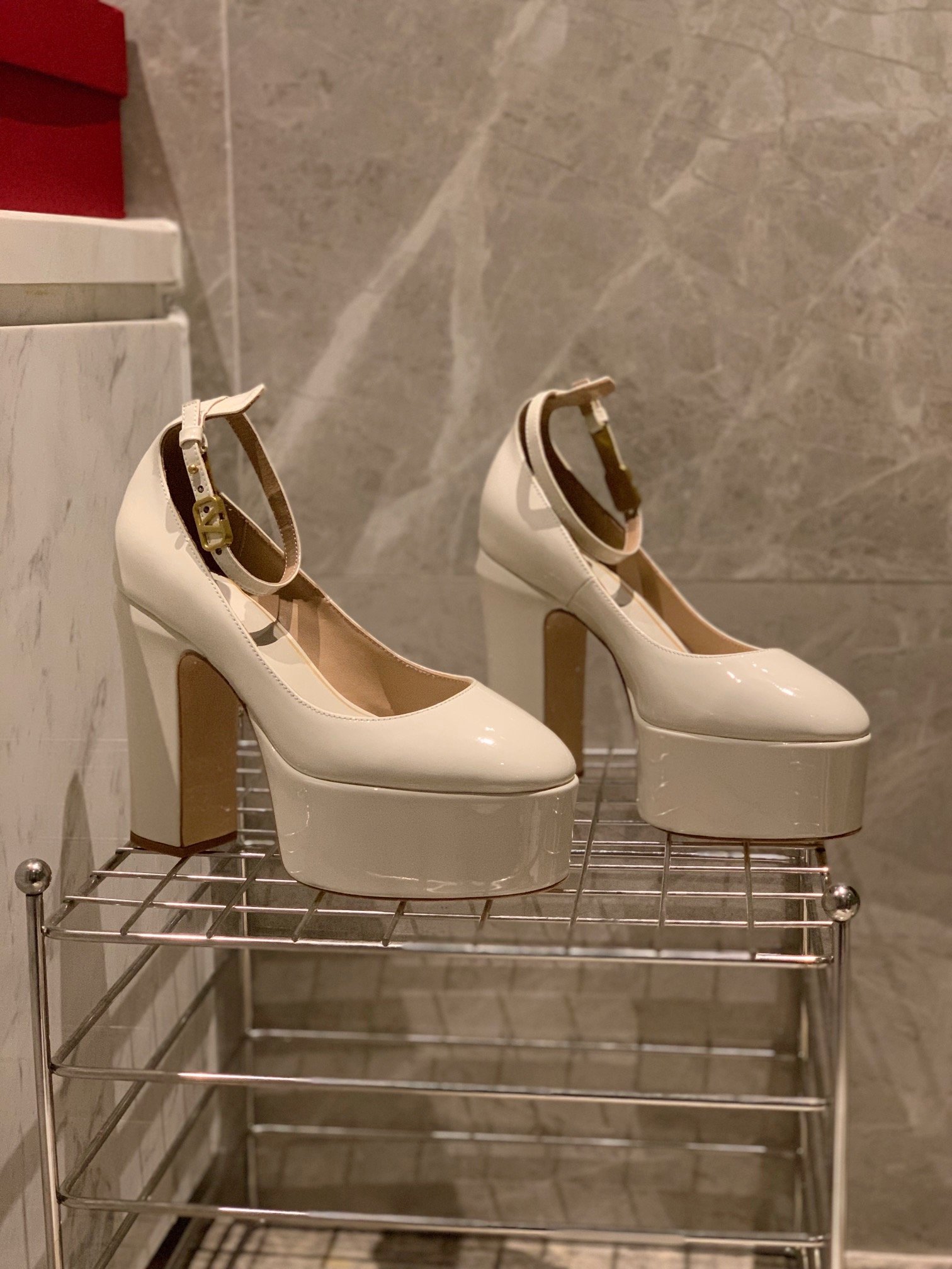 Shoes on platform and high heel white фото 5