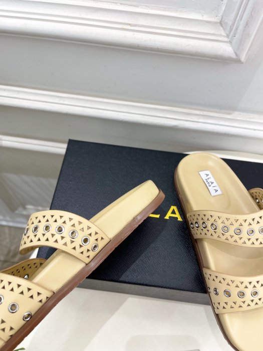 Шлепанцы женские фото 7