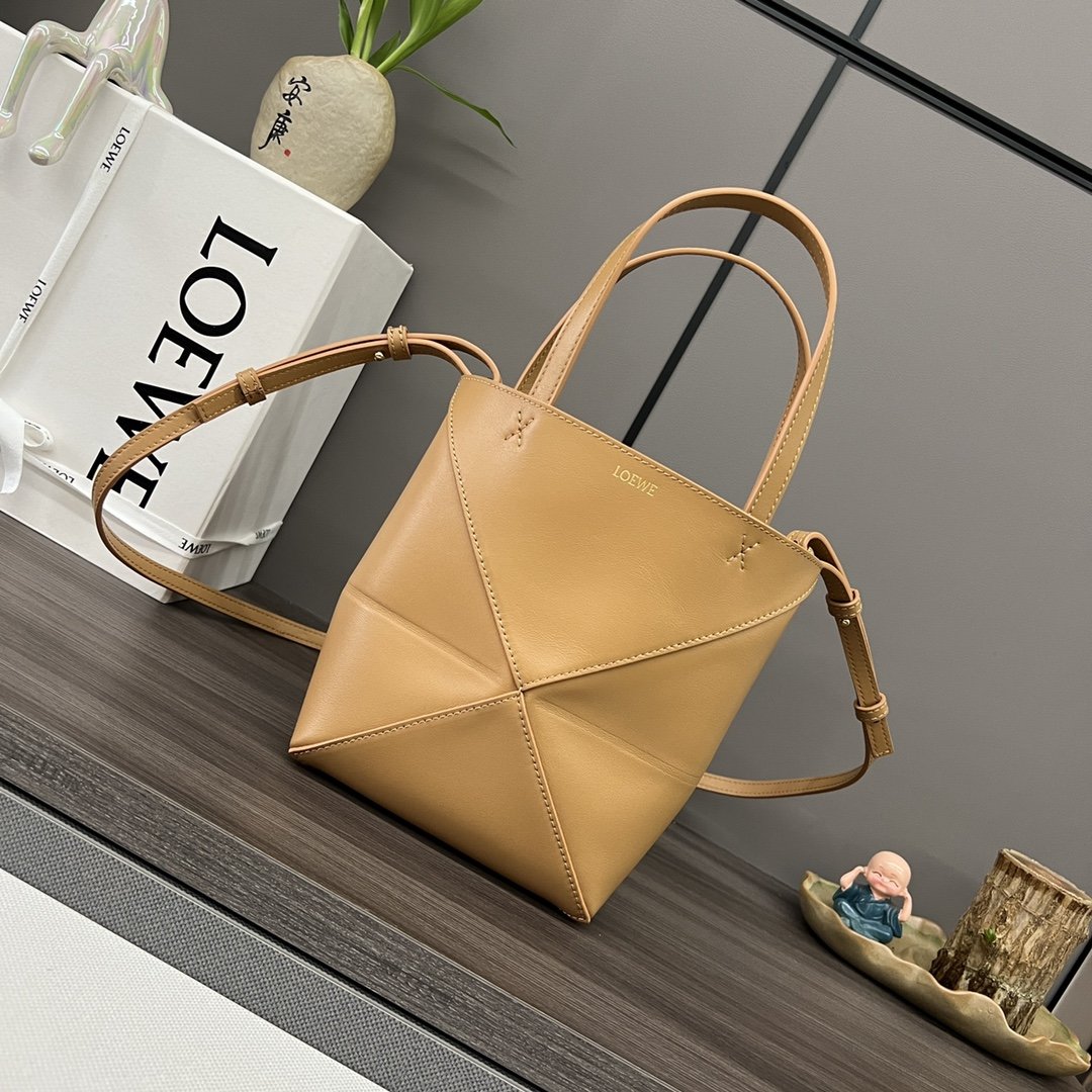 A bag Puzzle Fold Tote 20 cm