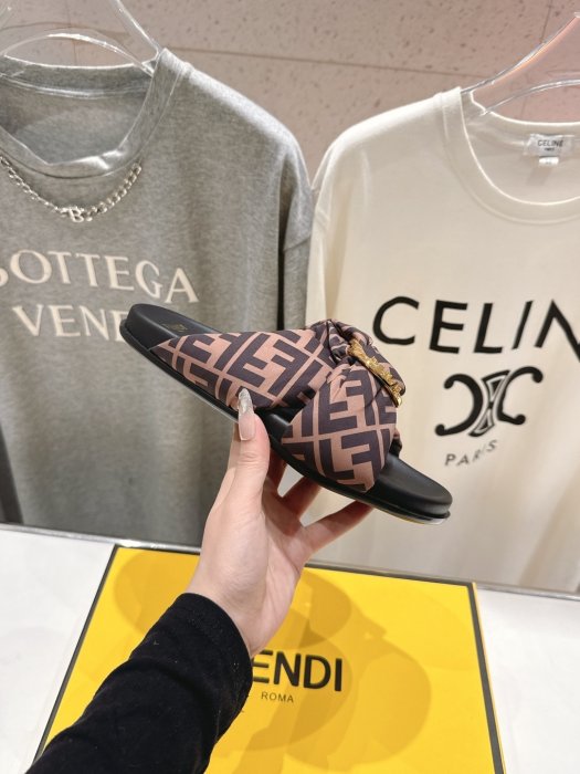 Шлепанцы женские фото 5