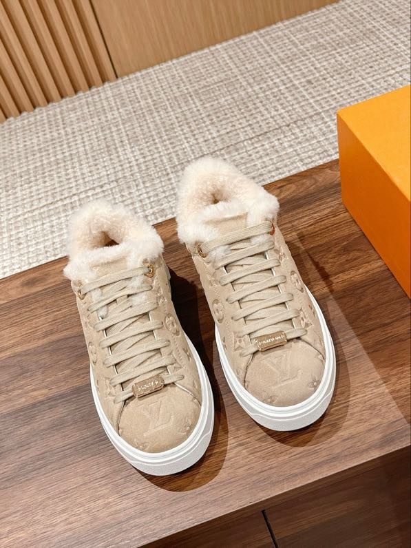 Shoes women's on fur winter
