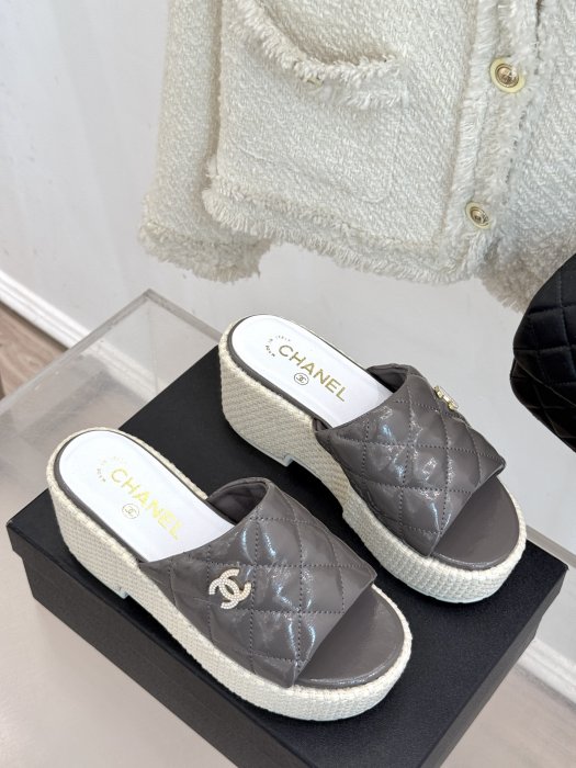 Шлепанцы женские фото 3