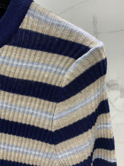 Футболка жіноча фото 5