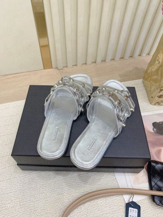 Шлепанцы женские фото 9