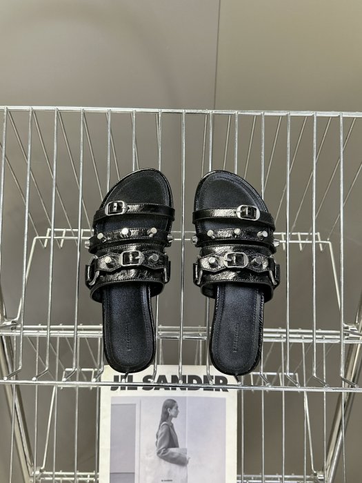 Шльопанці жіночі фото 6