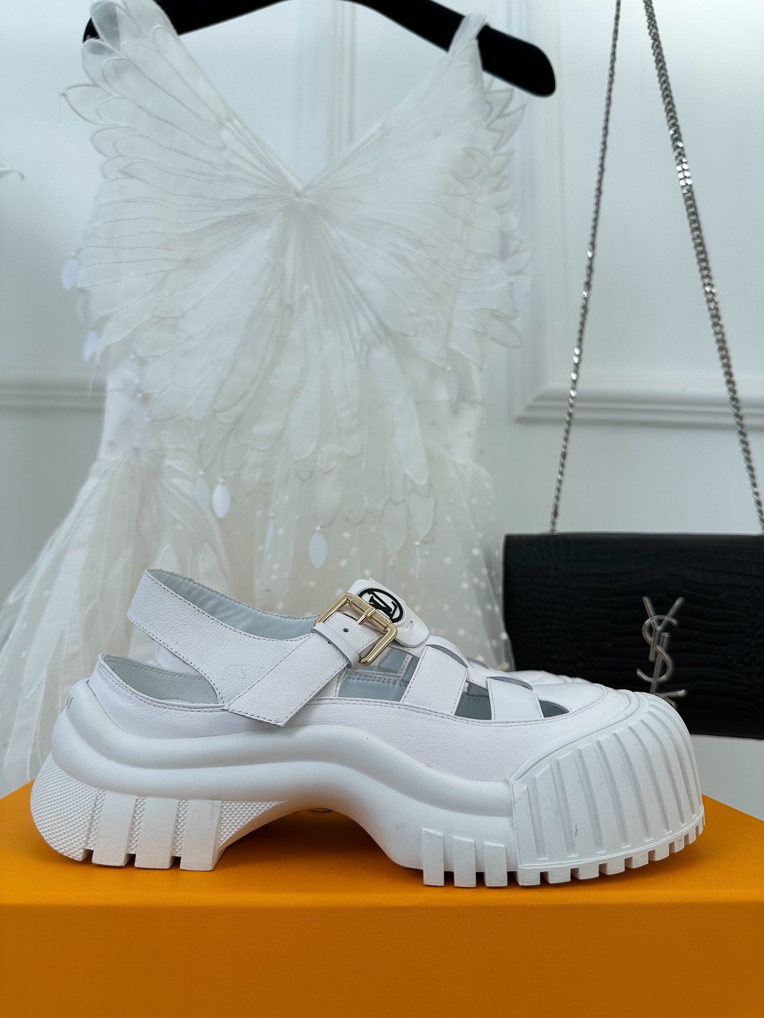 Sandals on platform 5 cm white
