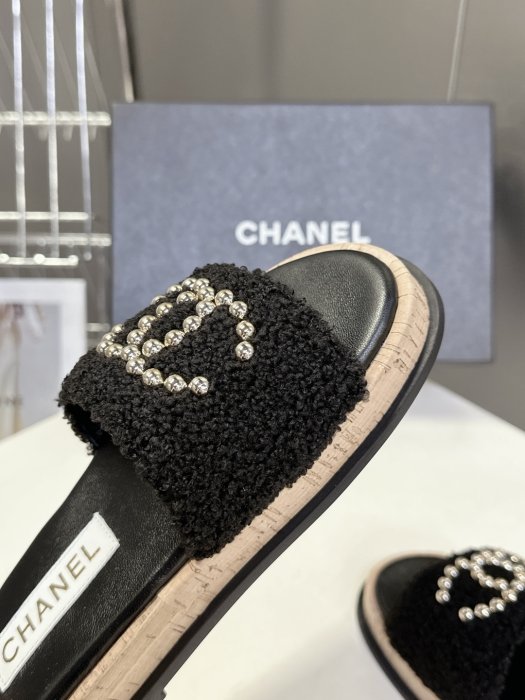 Шлепанцы женские фото 7