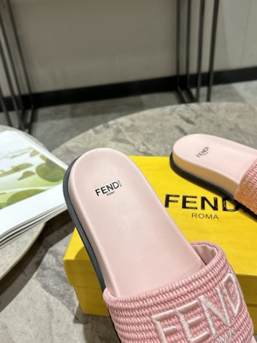 Шлепанцы женские фото 9