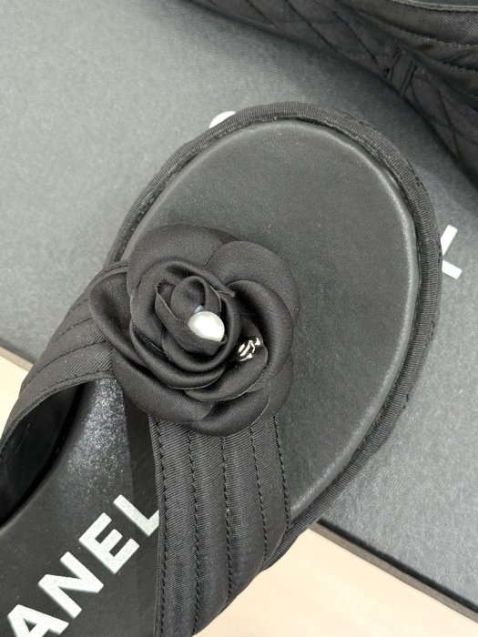 Шльопанці жіночі фото 7