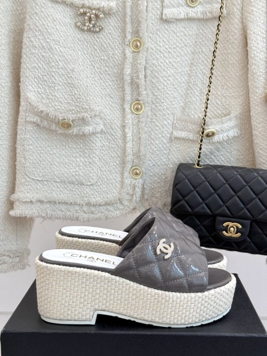 Шлепанцы женские