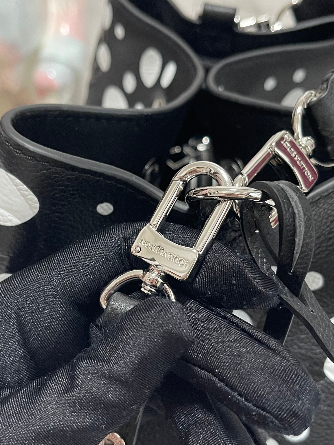 A bag Monogram Empreinte Leather Handbags Shoulder and Cross Body Bags LV x YK Néonoé MM M21753 фото 7