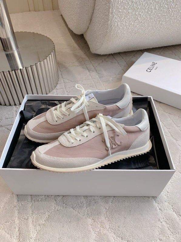 Кросівки жіночі