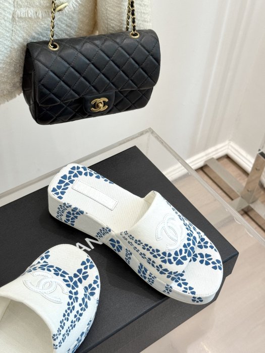 Шлепанцы женские фото 5