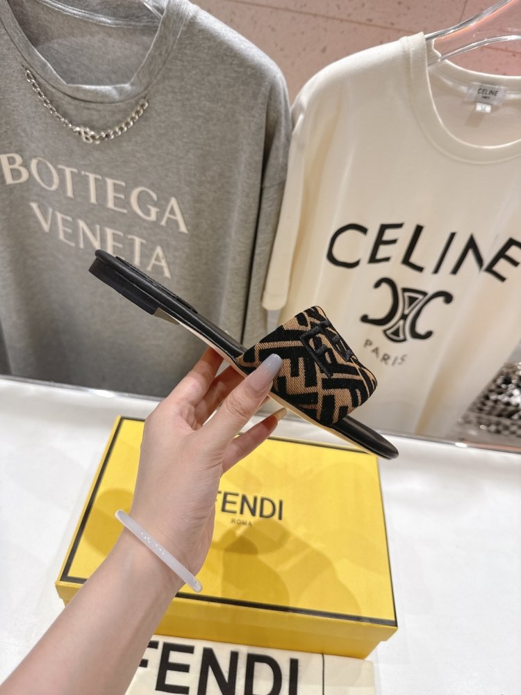 Шлепанцы женские фото 5