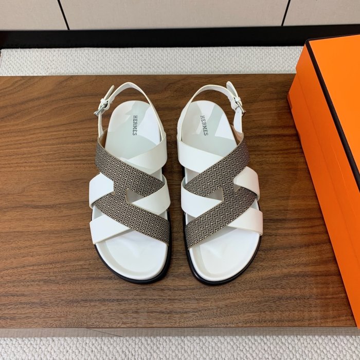 Сандалі жіночі