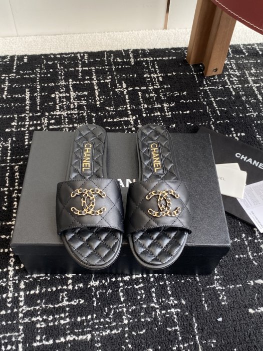 Шльопанці жіночі